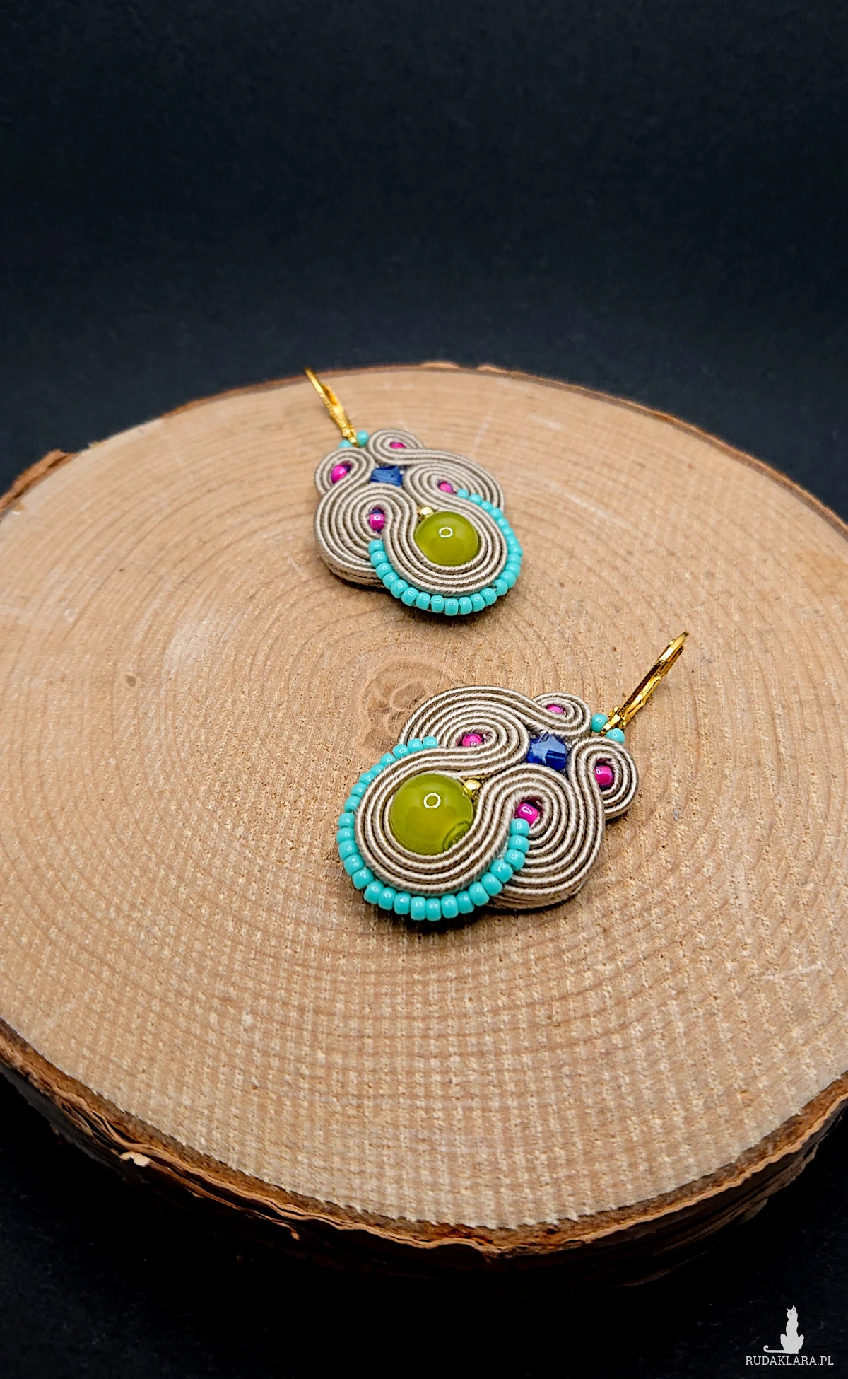 BEŻOWO-KOLOROWE WISZĄCE KOLCZYKI SUTASZ